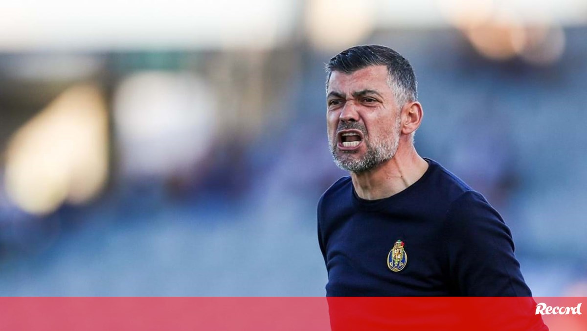 Sérgio Conceição sem braçadeira leva multa de 380 euros