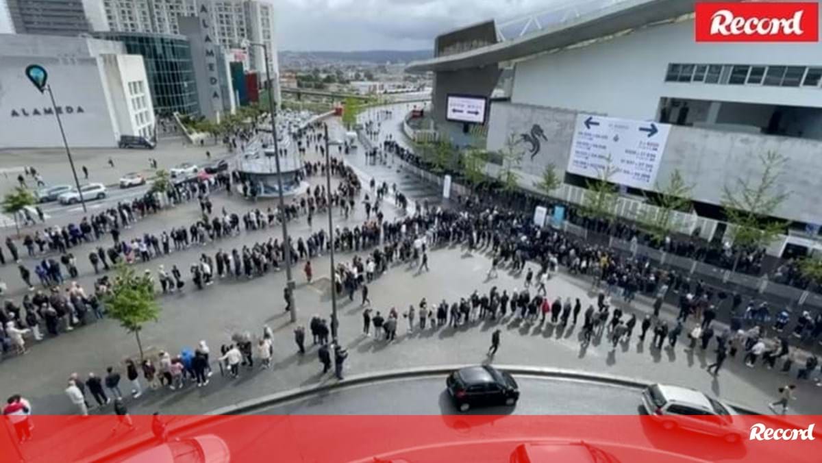 Vista aérea: milhares de pessoas em enormes filas de espera para votar nas eleições do FC Porto