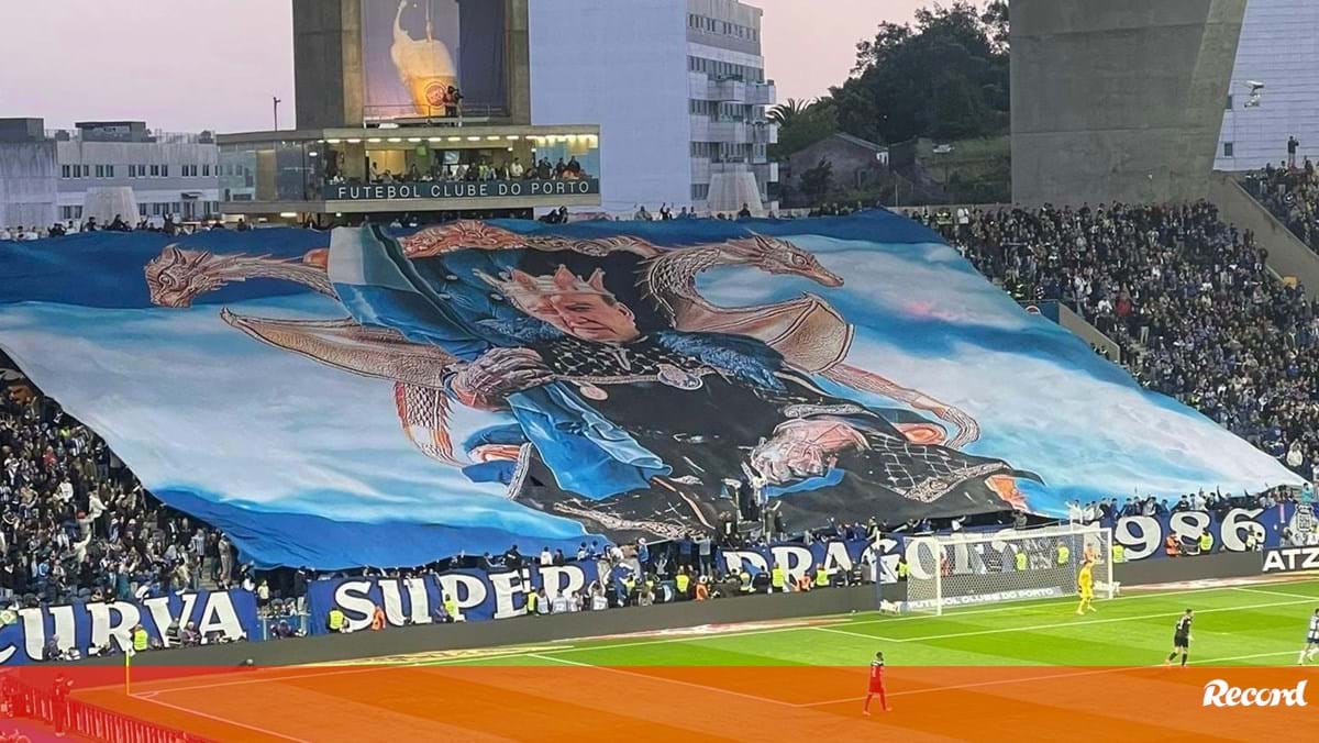 O momento em que os Super Dragões exibiram uma enorme tarja de homenagem a Pinto da Costa