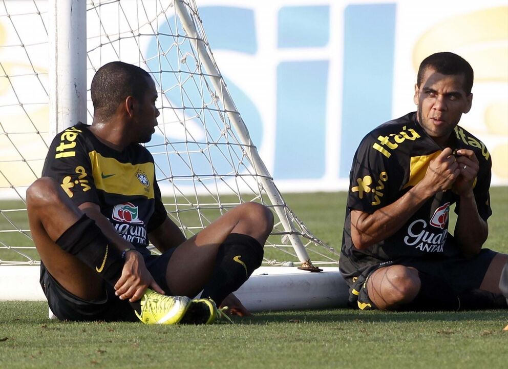 Robinho e Dani Alves em 2010