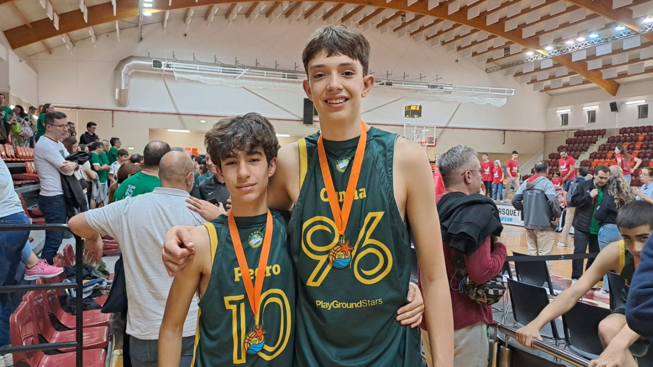 Pedro Maria Araújo (à esquerda), de 1.78m, ao lado de João Mesquita Cunha (à direita), de 2.06m