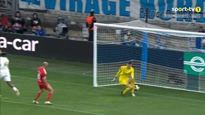 O golo do Marselha ao Benfica: Moumbagna cabeceou e a bola passou entre as pernas de Trubin