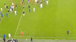 Arthur Cabral sem reação junto à linha lateral durante vários minutos: avançado não foi agradecer aos adeptos do Benfica