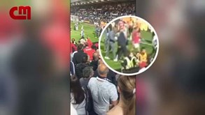 Insultos e garrafas a voarem: novas imagens do momento em que os adeptos do Benfica contestaram a equipa em Faro