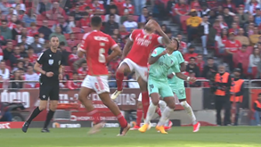 O lance entre Otamendi e Zalazar que Rui Duarte diz ter sido uma 'agressão' do defesa do Benfica