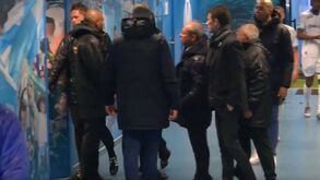 Luís Campos acusa quarto árbitro no túnel após expulsão de jogador do PSG: «Foste tu!»