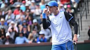 Jannik Sinner sobe ao segundo lugar no ranking mundial e Djokovic mantém a liderança