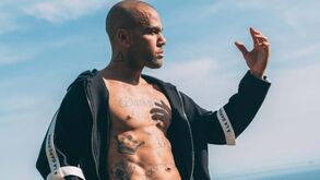 Dani Alves deixa 'voto de protesto' no Instagram e agora não segue ninguém