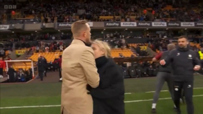 Treinadora do Chelsea empurra técnico do Arsenal e acusa-o de 