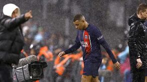 Mbappé irritado por ser substituído: avançado francês envolvido em várias polémicas no PSG