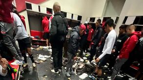 Surreal: adeptos invadem balneário e agridem e roubam jogadores