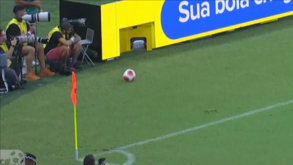 Patrocinador do Flamengo transforma painéis publicitários em... apanha-bolas