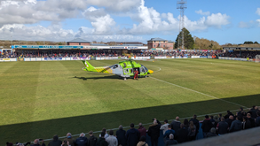 Aconteceu em Inglaterra: helicóptero de emergência médica aterrou no relvado para assistir adepto nas bancadas