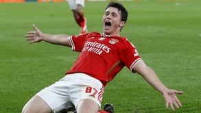 Manchester United tem mais de 100 milhões de euros para João Neves