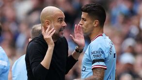 Documentário do Man. City mostra 'bronca' de Guardiola após erro de Cancelo: «Assim é impossível»