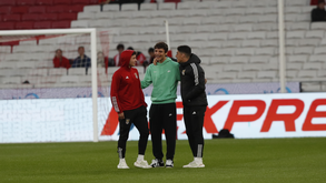 Jogadores de Benfica e Sporting convivem no relvado momentos antes do dérbi para a Taça