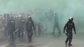Forte dispositivo policial nas imediações do Estádio da Luz: as imagens da chegada de Benfica e Sporting