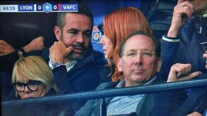 Artur Jorge a assistir ao Lyon-Valenciennes na companhia da mulher e John Textor