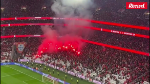 O 'show' de pirotecnia das claques do Benfica nos minutos iniciais do dérbi com o Sporting