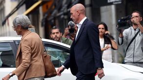 Tribunal congela três contas bancárias e confisca Mercedes a Rubiales