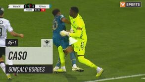 FC Porto pediu penálti de Bruno Varela sobre Gonçalo Borges neste lance: árbitro mandou seguir
