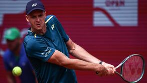 Hubert Hurkacz é o primeiro a qualificar-se para os quartos de final do Estoril Open
