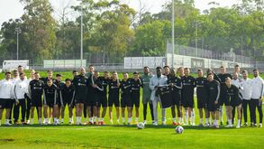 Muitos sorrisos e reencontros com caras conhecidas: Éder visitou plantel do Casa Pia