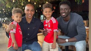 Reencontro especial: João Mário ofereceu duas camisolas do Benfica aos filhos de Eder