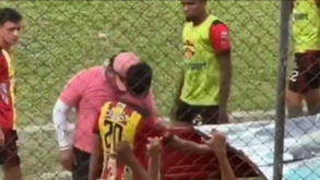 Treinador expulso (e despedido) após dar cabeçada em jogador... da própria equipa