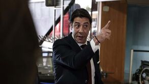 Muita tensão no final do dérbi: Rui Costa confrontou João Pinheiro no túnel da Luz