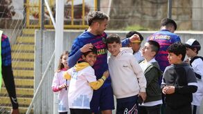 Uma centena de crianças assistiu ao treino do Chaves no Estádio Municipal