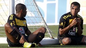 Robinho e Dani Alves em 2010