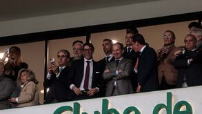 Rivalidade saudável na tribuna de Alvalade: Varandas e Rui Costa bem humorados antes do dérbi