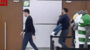 Uma das imagens da noite: o momento de ternura de Rúben Amorim com o filho após o Sporting-Benfica