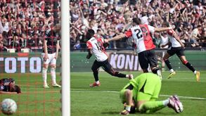 Ajax humilhado na visita ao Feyenoord: histórico holandês sai vergado sob o peso de 6 golos