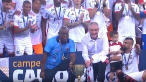 Gesto que comove o Brasil: Flamengo vence Cariocão e Tite entrega medalha ao treinador adversário