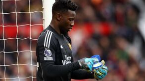 André Onana coloca vaselina nas luvas durante jogo com o Liverpool e há uma explicação