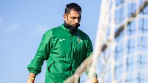 Adán vigiado no relvado 
