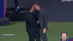 A coisa esteve feia: Simeone pegado com diretor desportivo do Borussia em pleno jogo