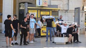 Ambiente calmo na baixa de Lisboa: muita polícia e poucos adeptos do Marselha