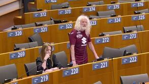 Deputado irlandês aparece com a camisola do Torino no Parlamento Europeu e atira: «Juventus é m...»