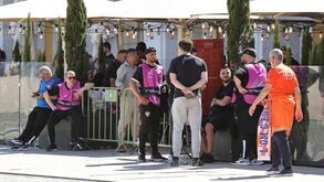 Adeptos do Marselha passeiam pela Baixa de Lisboa horas antes do jogo com o Benfica