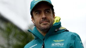Fernando Alonso renova com a Aston Martin