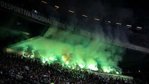 Mais de 40 engenhos pirotécnicos, cânticos e uma cadeira no relvado: Sporting paga 24 mil euros pelo dérbi