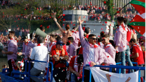 Impressionante: adeptos e jogadores do Ath. Bilbao festejaram conquista da Taça do Rei na 'La Gabarra'