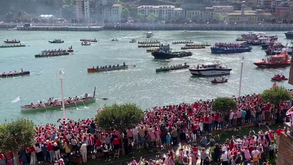 O momento em que as 'Las Gabarras' saíram para a ria de Bilbau para receber os campeões da Taça do Rei