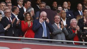 Benfica-Marselha: Eriksson emocionado na tribuna da Luz após receber enorme ovação