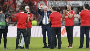 Aplaudido de pé por milhares de adeptos: as imagens do dia em que Eriksson foi homenageado na Luz