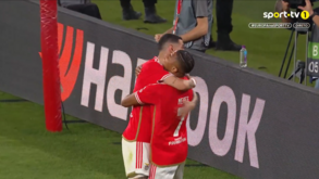 A combinação entre Di María e Neres para o segundo golo do Benfica frente ao Marselha