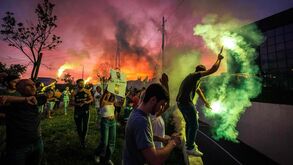 Enorme euforia na chegada do Sporting a Braga, com tochas e fogo de artifício